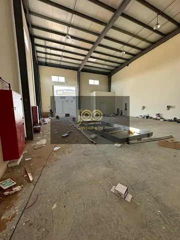 Warehouse for rent in Umm Al Quwain, Umm Al Thu'ub area, designed in a practical way that allows for efficient use of space for storage and work.