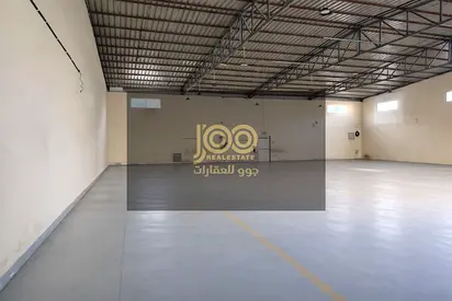 مستودع للتخزين فقط للإيجار السنوي في أم القيوين الصناعية القديمة مساحة 4300 قدم كهرباء 25KW بسعر 130,000