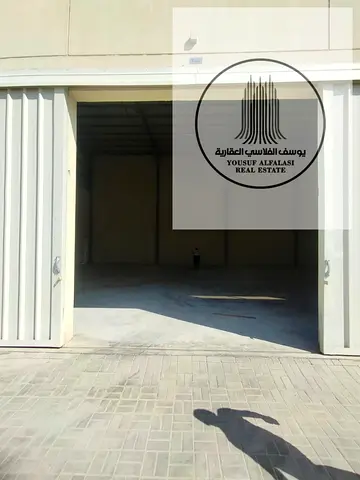 للإيجار مستودع ومعرض كبير في أم القيوين يتمتع بمساحة واسعة تبلغ 7,589 قدم مربع، ويقع مباشرة على طريق رئيسي