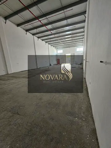 مستودع جديد بمجمع صناعية عجمان، مساحة 2800 قدم، كهرباء 30 كيلو وات، موقع استراتيجي بسعر 150 ألف على 6 دفعات.