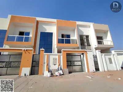 امتلك فيلا تاون هاوس مع غرفة خادمه وتتميز الفيلا بصالة استقبال ومجلس مع التمييز الاكبر من داخل الفيلا بوجود سلم الي الرووف مباشرة
