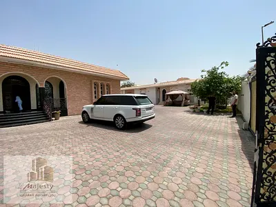 للتملك الخليجي فيلا راقية في امارة الشارقة منطقة الرماقية بموقع مميز زاوية على شارعين قار وبمساحة ممتازة وبموقع قريبة على الشارع الرئيسي