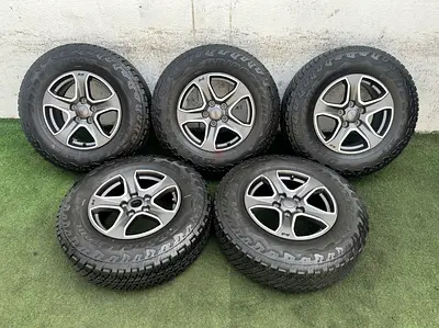 5x original Jeep rims and tyres