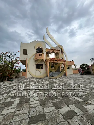 للايجار علي كورنيش الشارقة + 5 غرف ماستر + 6 بلكونات باطلالة رائعة + حديقة كبيرة + موقف سيارات خاص يتسع ل 16 سيارة + فيلا فاخرة بموقع مميز جدا