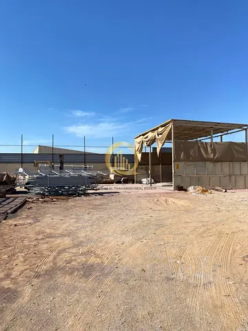 للبيع في الصجعه الصناعيه ارض مسوره  مساحه 10,800 قدم مربع  قوه الكهرباء 25 وات