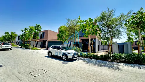 فيلا مستقلة فاخرة مكونة من 4 غرف نوم مع مسبح للبيع - روبينيا مسار