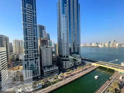 للمستثمرين ولمحبين الاماكن السياحية شقة في امارة الشارقة منطقة المجاز 3 قناة القصباء اطلالة امامية على قناة القصباء  وبالقرب من كافة الخدمات والمطاعم