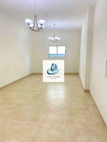 مبنى جديد تمامًا 🏠 غرفتين وصالة بسعر 50 ألف فقط مع خزانة ملابس وموقف سيارات مجاني 6 غرف نوم في النهدة الشارقة