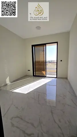 🏢✨ غرفة وصالة أول ساكن في الجرف 3 – سوبر ديلوكس بمساحة واسعة مع حمامين وبلكون وتكييف مركزي وصيانة مجانية ✨