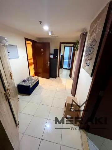 غرفه وصاله في الاورينت سعر لقطه فعلا وفوق كل دة بقا مقدم حلو اوي لسرعه البيع ومتقسمه غرفتين ومعاه باركنج .