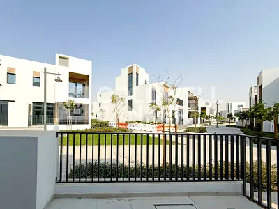 Bright | Single Row | Close to Amenities