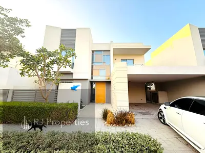 Very spacious luxury 4 bedrooms townhouse with Maid room garden waderobe parking only 5M