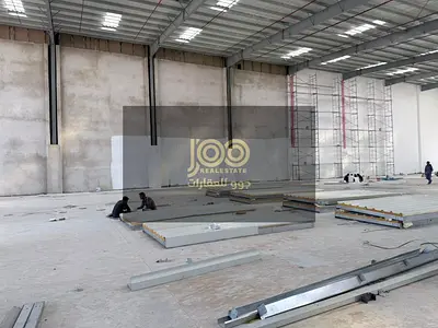 مستودع مميز في ام القيوين الصناعية على الشارع الرئيسي \ الكهرباء 50 \لتصنيع الخفيف او التخزين