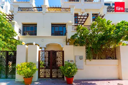 Spacious 4 Bedrooms, Upgraded, Vacant Private Lift