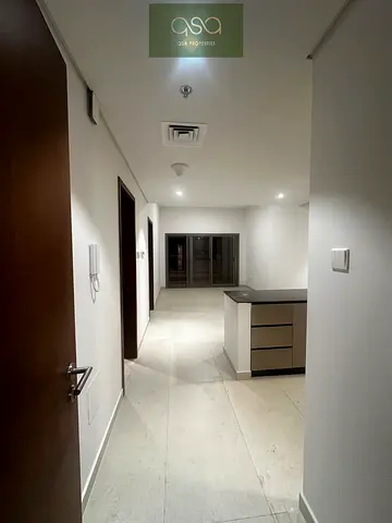 مبنى جديد كلياً / شقة جديدة بغرفة نوم واحدة / إطلالة مفتوحة / شرفتان / مكان مثالي للسكن