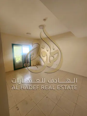 🏡 شقة غرفتين وصالة للإيجار في النباعة – الشارقة بمساحات مريحة وبلكونة وتكييف مركزي وقريبة من جميع الخدمات الحيوية 🏡
