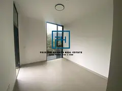 3 bedrooms middle townhouse available for rent.