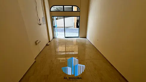سقف مرتفع ∫يمكنك عمل طابق نصفي ∫ بالقرب من الشارع الرئيسي