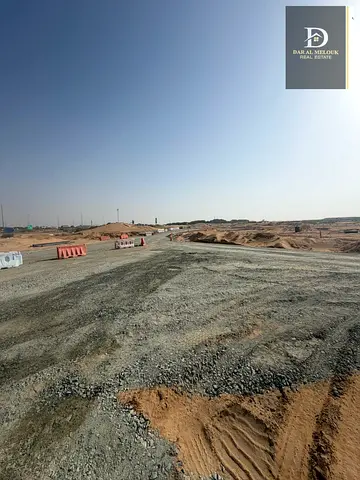 للبيع في الشارقة   منطقة البليدة   المرحلة الاولى أرض سكنية  موقع مميز   مقابل المسجد مباشر  تانى قطعة من شارع 97  تملك حر للعرب