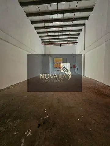 للإيجار مستودع في الجرف الصناعية 1 عجمان مساحة 2200 قدم كهرباء 3 فاز 25 كيلو وات سعر 95,000 درهم سنوياً