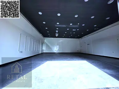 للايجار مستودع نظيف ارضيه سيراميك على الشارع وبه مصدر مياه وحمام خارجى .