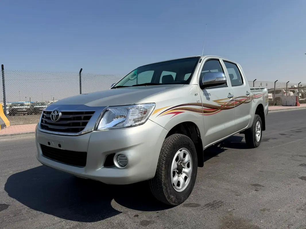 Toyota Hilux 2011 — photo 1 of 10