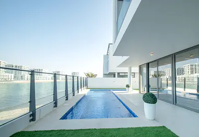 Luxury Villa overlooking sea with private pool