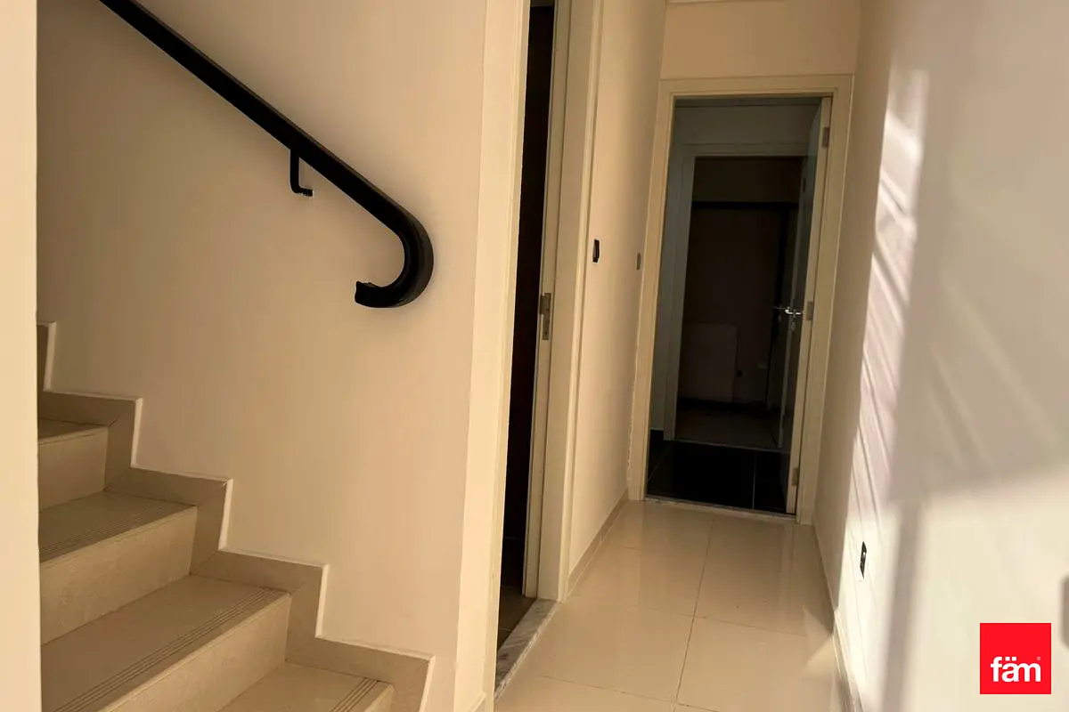 Freehold I Single Row I Corneri 3+Maids I Vastu