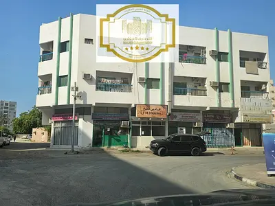 بناية تجارية مميزة زاوية على شارعين في منطقة ليوارة الحيوية، تضم: