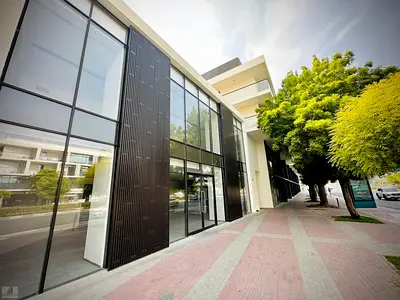 مكتب عصري واسع في منطقة المطينا | بالقرب من المترو | جاهز للأعمال