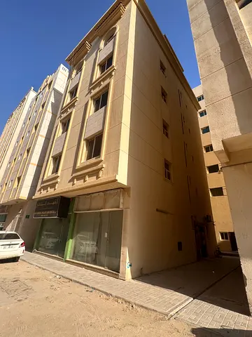 للبيع في الشارقة – منطقة القليعة بناية استثمارية مميّزة بموقع استثنائي خلف المسجد مباشرة