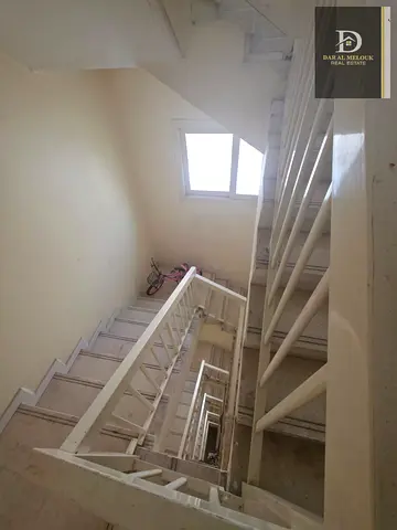 للبيع فى الشارقه   بنايه فى منطقه القليعه   عباره عن : ارضى + 6  طوابق + 50 % من السطح   مساحه الارض : 2736 قدم   على شارع الكورنيش