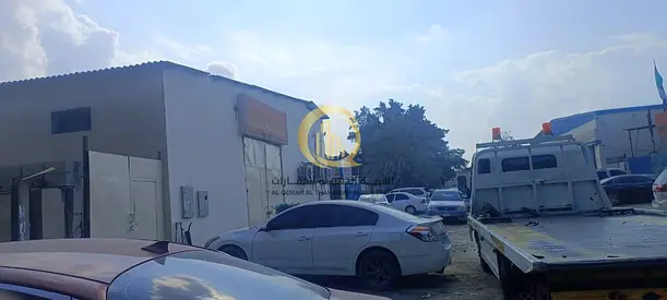 للبيع مستودعات في الصناعية 2   مكونة من شبرتين   بمساحه 11000قدم مربع في موقع ممتاز