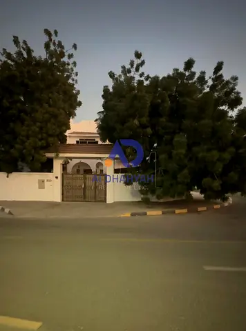 للبيع فيلا فاخرة في منطقة الفلج زاوية على شارعين موقع مميز