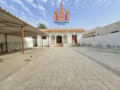 6 bedroom hall Majlis parking garden 3 master room Store room Full renovated like new villa Near par