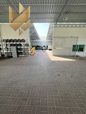 حوطة كبيرة للإيجار في الصناعية 4 – موقع استراتيجي على الشارع العام مباشرة