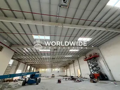 مستودع فاخر يطل على الطريق الرئيسي للإنتاج والتخزين والتجميع
