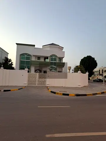 للبيع فيلا طابقين في اماره الشارقه   منطقة النخيلات / ضاحيه الحيرة  موقع ممتاز علي الشارع العام مباشرا    (( زاويه ))