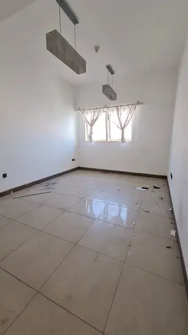 غرفة وصالة في القاسمية، سكن عائلي فقط، الإيجار 35,000 درهم، 4 أو 6 دفعات، جيم ومسبح.