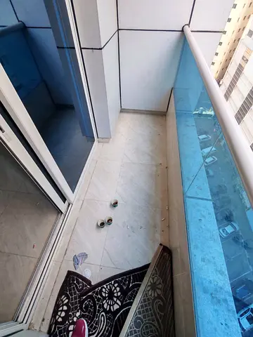 للإيجار شقة 3 غرف وصالة وغرفة خادمة بالمجاز 2 قريب من البحيرة، 2 حمام وبلكونة وباركن مجاني داخل البناية.