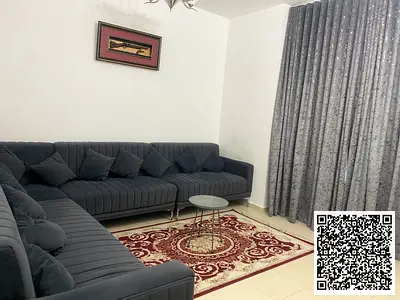 شقة مكونة من غرفتي نوم وصالة، مفروشة بالكامل، مع موقف سيارة خاص.