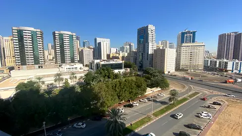 للإيجار بالتعاون غرفتين وصالة مع غرفة خادمة 3 حمام بلكونة باركن مجاني مساحات واسعة وعلى مخرج دبي 55000 الف درهم.