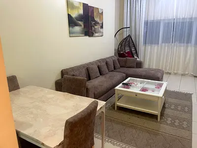 **غرفة وصالة مفروشة في أبراج عجمان ون، مساحة كبيرة، موقع مميز قرب كورنيش الشارقة، شامل جميع الفواتير.