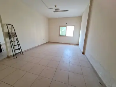 شقه كبيره غرفه وصاله بالبوطينه في برج راقي ونظيف مع صيانه مجانيه وتسهيلات بالسداد جاهزه للايجار