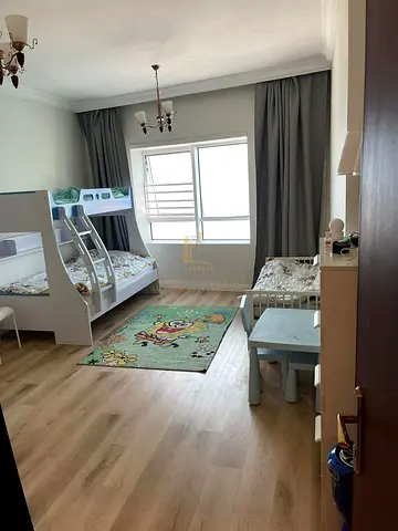 للبيع ثلاث غرف وصاله في برج السندس اطلاله جانبيه على البحر