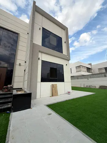 للبيع فيلا راقية في الحوشي امارة الشارقة مساحة 10 الاف قدم