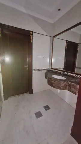 ثلاث غرف نوم وغرفة معيشة، مناسبة للعائلات