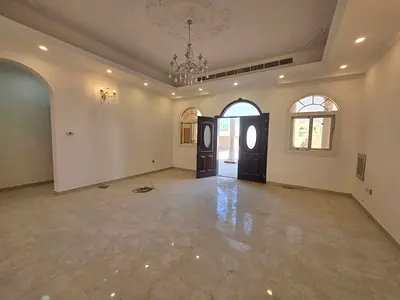 رصة مثالية للسكن العائليفيلا دور أرضي للبيع في القرائن 4 بالشارقة – موقع هادئ ومميز قريب من الخدمات والطرق الرئيسية، ف فيلا أرضية فاخرة في اوالاستقرار