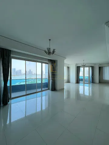 للبيع شقة فاخرة في إمارة الشارقة في البرج الأزرق