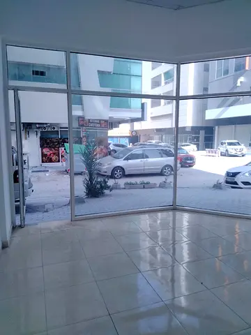محل تجاري مساحه واسعه / اطلاله بانورما مفتوحه / وجهات زجاج سكريت / قريب من جميع الخدمات المركزيه